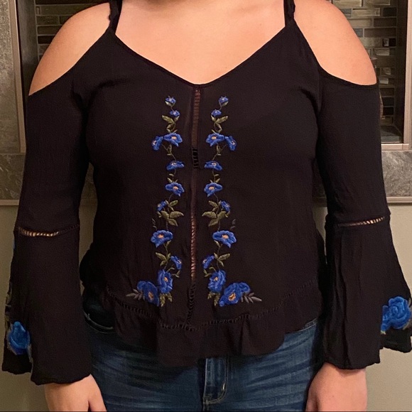 American Eagle Outfitters Tops - Cold Shoulder American Eagle Top